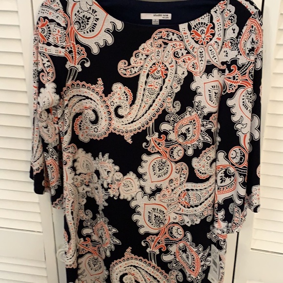 Beautiful short dress - Picture 2 of 6